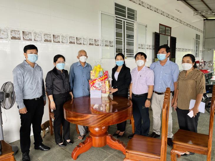Lãnh đạo đoàn ĐBQH tỉnh thăm, tặng quà gia đình chính sách trên địa bàn thị xã Trảng Bàng